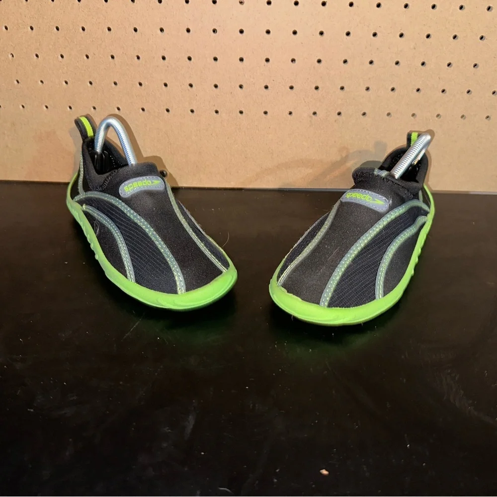 SLIP ON WATER SHOES SPEEDO Black w/LIME GREEN KIDS Med. Size 2/3